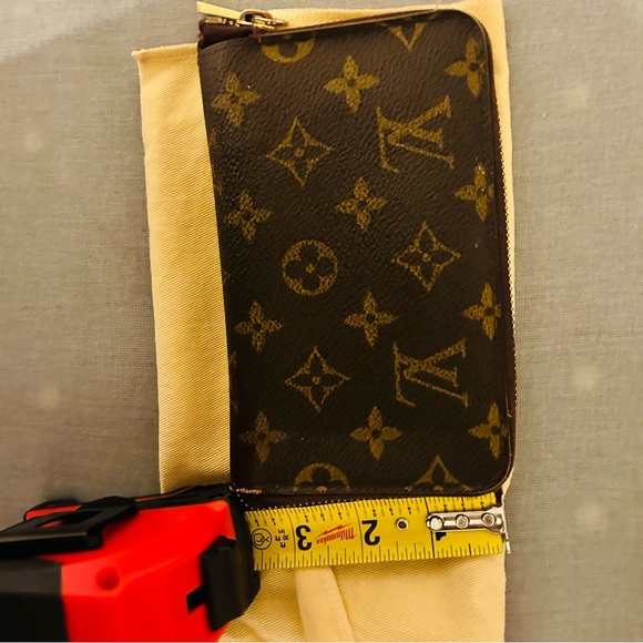 Louis Vuitton Zippy Wallet in Monogram-still for sale - Picture 17 of 17
